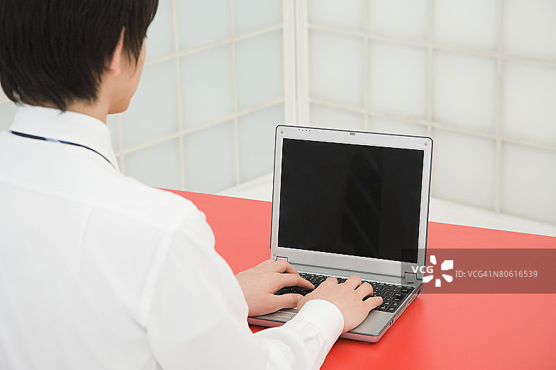 人使用笔记本电脑图片素材
