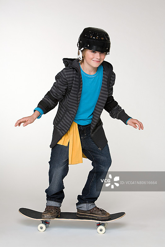 男孩玩滑板图片素材