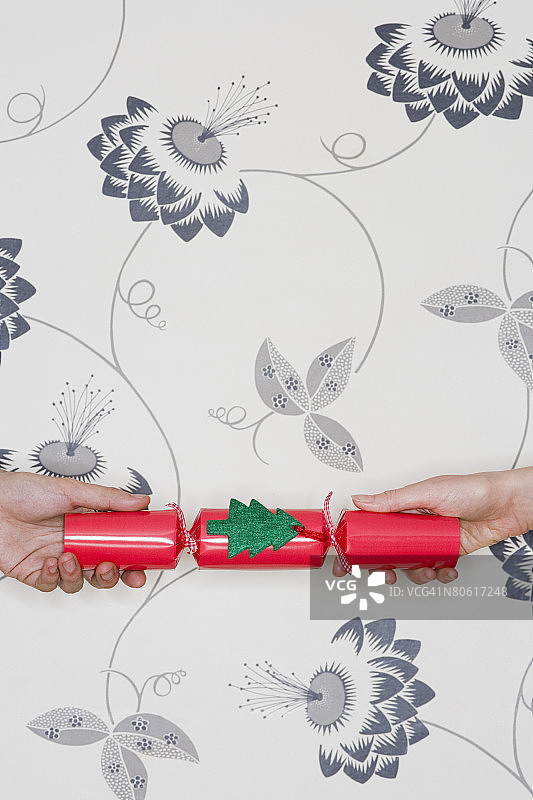 人们拉圣诞拉炮图片素材