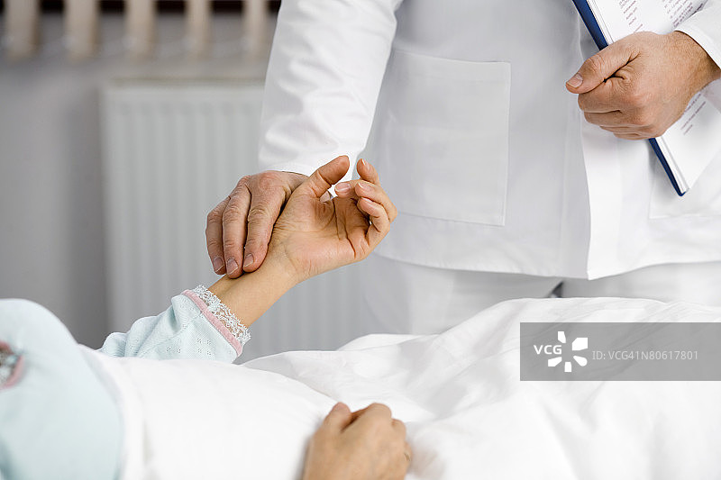 医生为病人测量脉搏图片素材