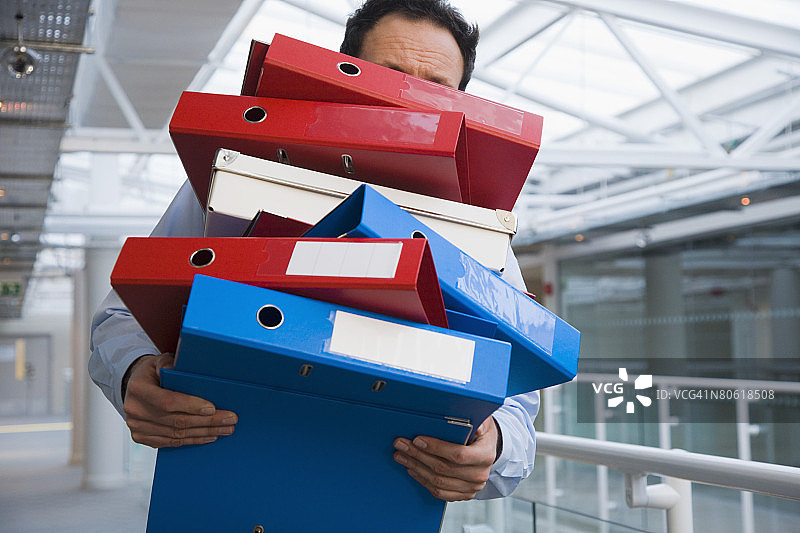 携带活页夹的男人图片素材