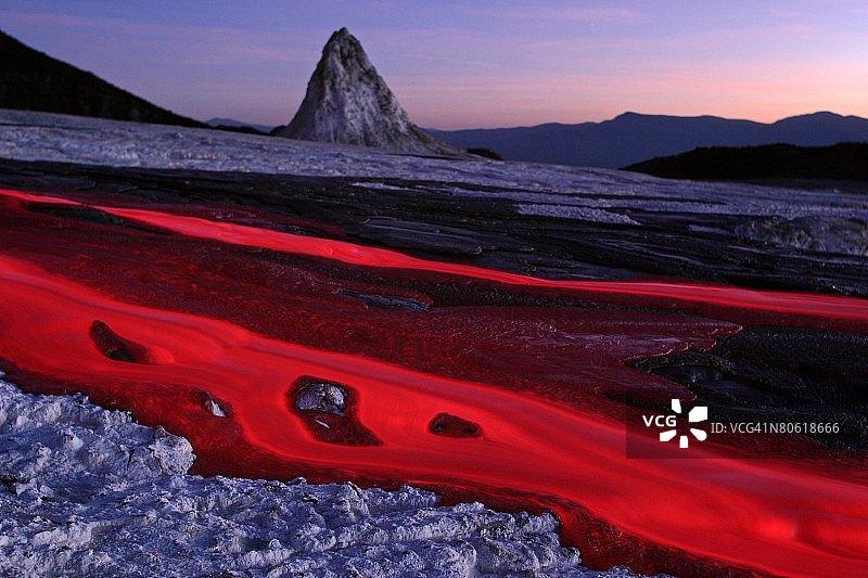 坦桑尼亚，奥尔丁约·朗盖火山 - 傍晚的苏打熔岩流图片素材