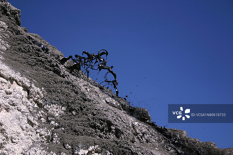 坦桑尼亚，伦盖火山的钠质碳酸岩熔岩图片素材
