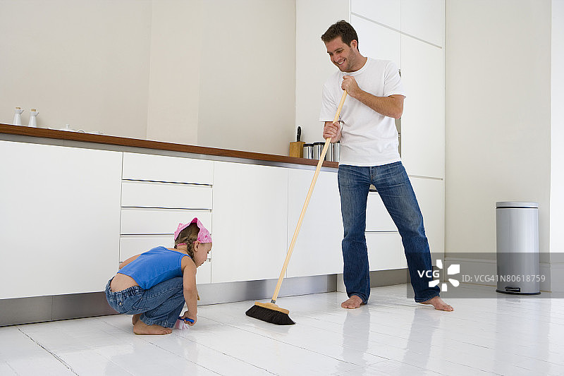 父女扫地图片素材