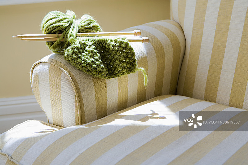 扶手椅上的编织针图片素材