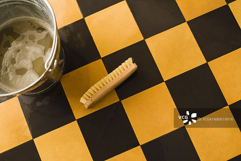 方格地板上的刷子和水桶图片素材