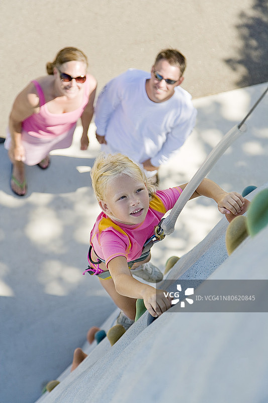 攀岩墙上的女孩图片素材