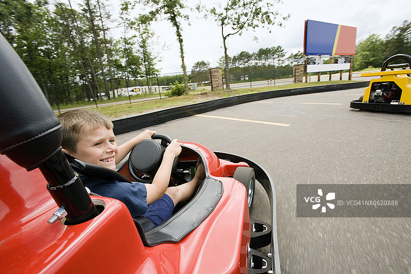 男孩驾驶卡丁车图片素材