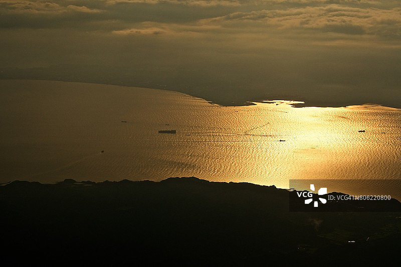 飞机航拍东京湾和富津市日落时的船只图片素材