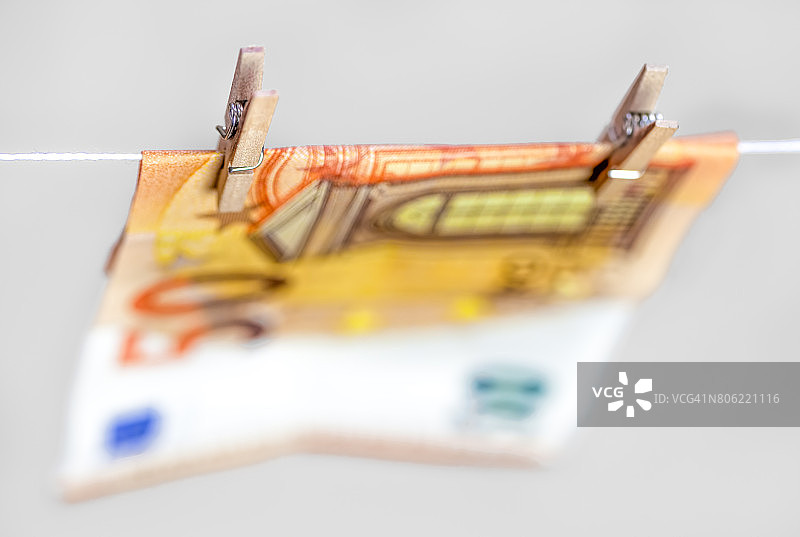 晾衣绳上的欧元纸币特写：洗钱图片素材