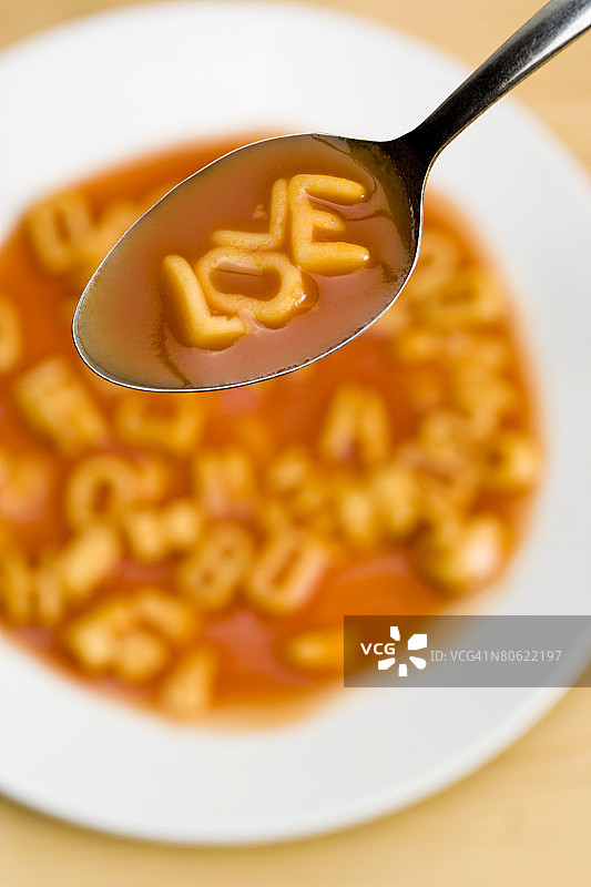 字母汤中的爱图片素材