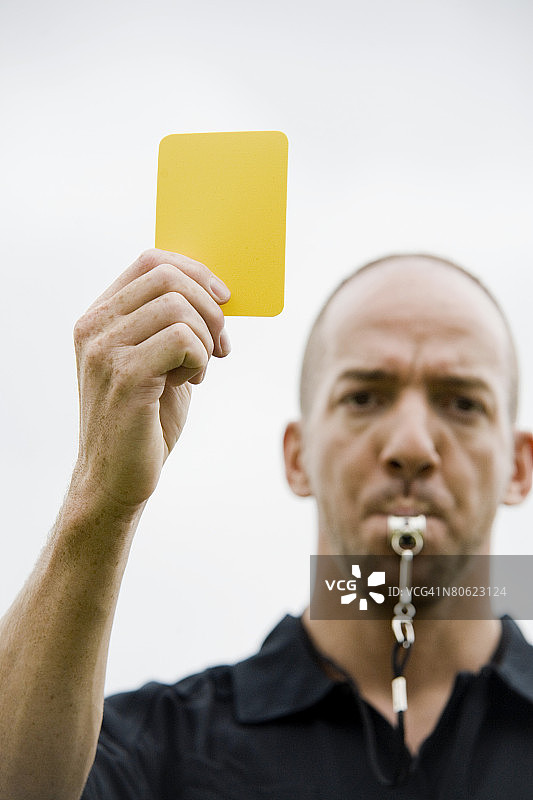 足球裁判出示黄牌图片素材