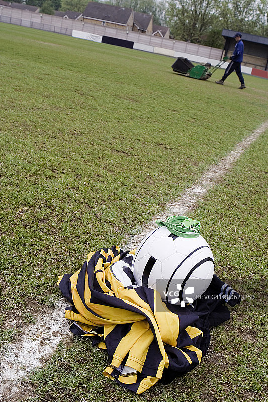 球场上的足球装备图片素材