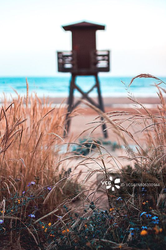 西班牙安达卢西亚海滩上的救生塔图片素材