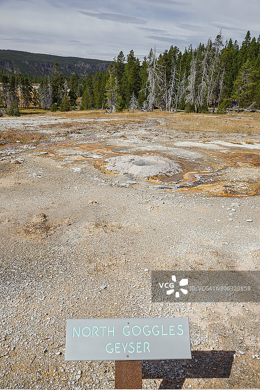 老忠实间歇泉盆地的彩色池图片素材