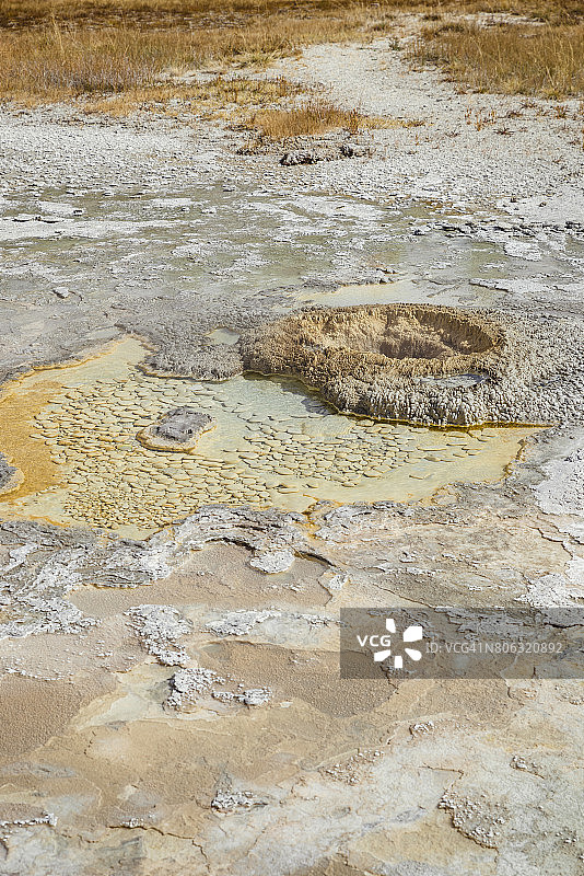 老忠实间歇泉盆地的彩色池图片素材