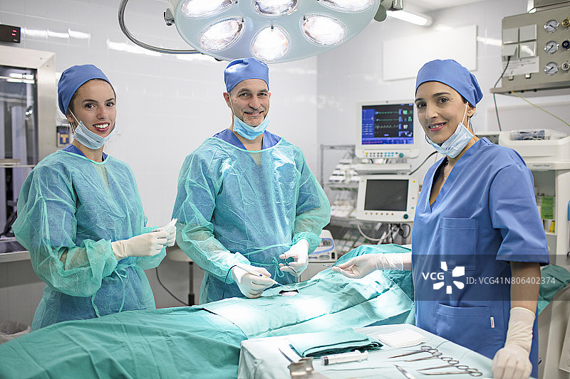 笑容满面的外科医生在医院为病人做手术图片素材