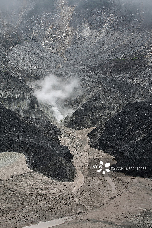丹格库班佩拉胡山女王火山口图片素材