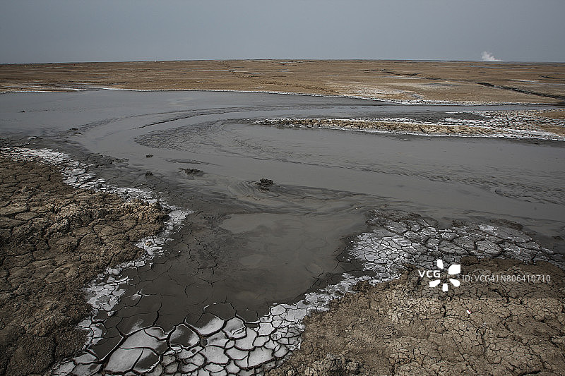 锡江多泥火山喷发图片素材