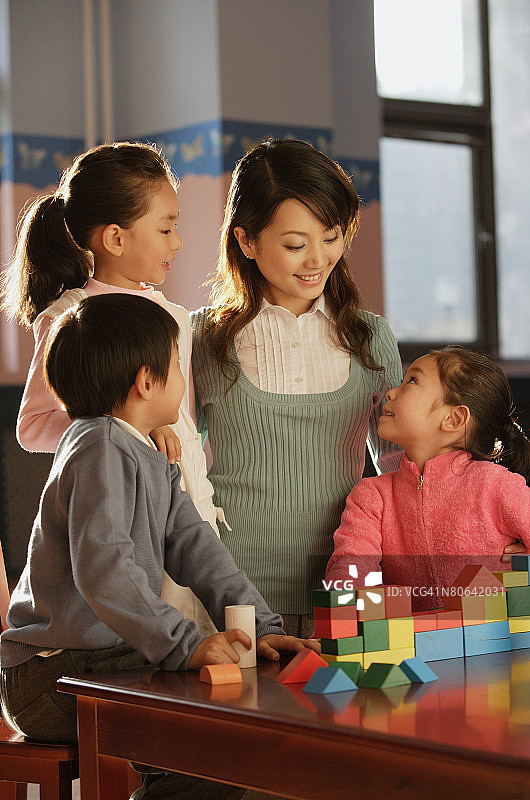 年轻学生和老师在一起图片素材