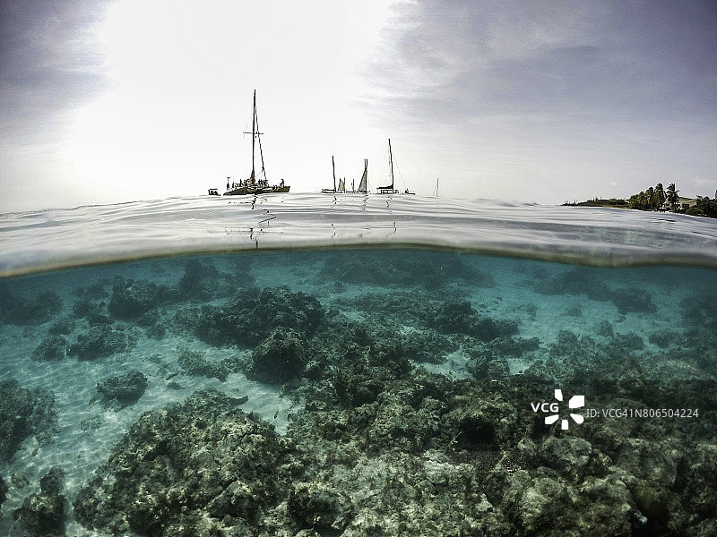 帆船和珊瑚礁的分裂画面图片素材