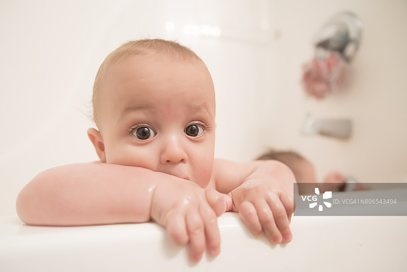 12个月大的双胞胎男孩一起在浴缸里玩耍图片素材