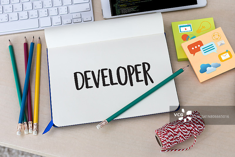 开发团队使用笔记本电脑进行移动应用软件和网页在线技术内容设计图片素材