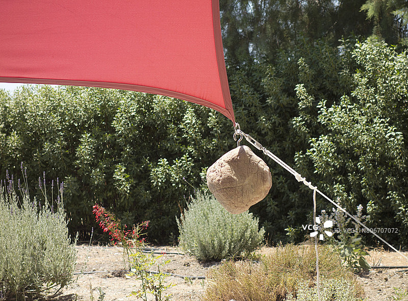 希腊：红色布、绳索和天然石材制成的遮阳篷图片素材