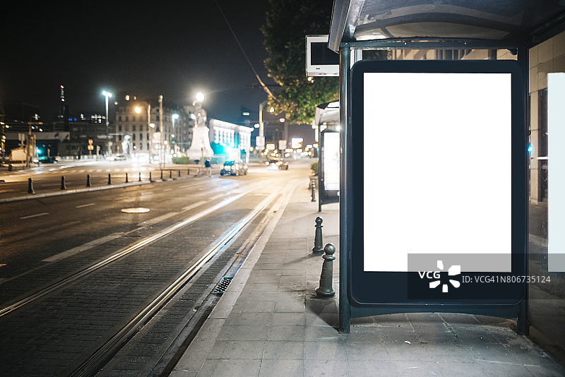夜晚带有广告牌的公交车站图片素材