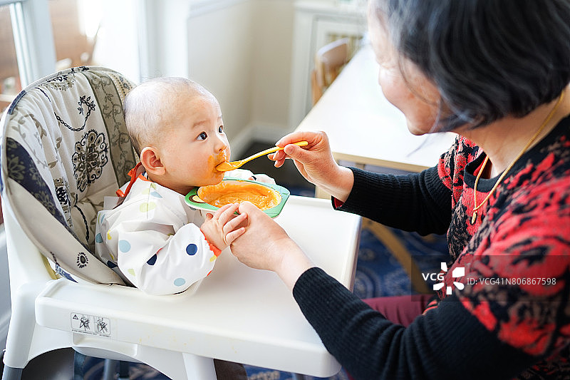 喂我的孙子图片素材