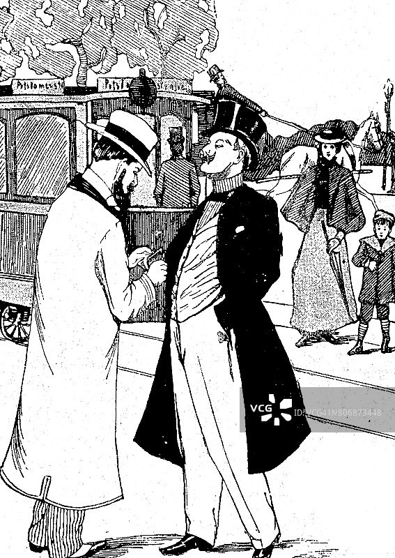 两位穿着优雅的男士在街上交谈，全身照，背景是马车、母亲和孩子图片素材