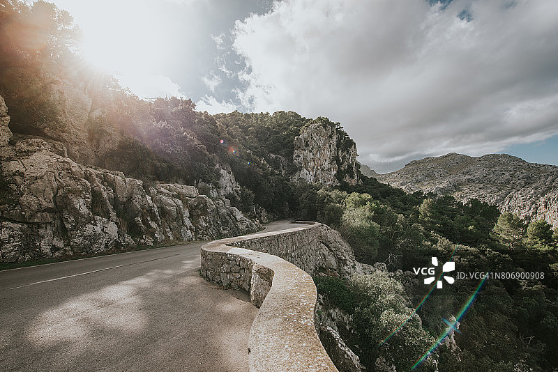 广角镜头下的空旷蜿蜒道路图片素材