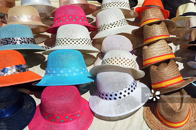 街边摊出售的夏季帽子图片素材