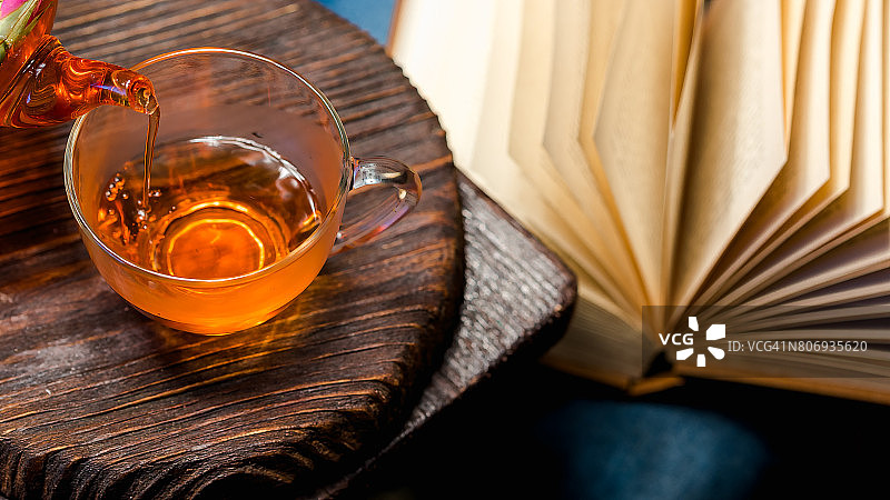 阅读品茶图片素材
