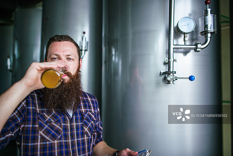 酿酒师在啤酒厂进行品鉴与质控图片素材