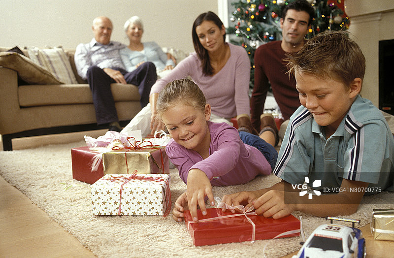 全家打开圣诞礼物图片素材