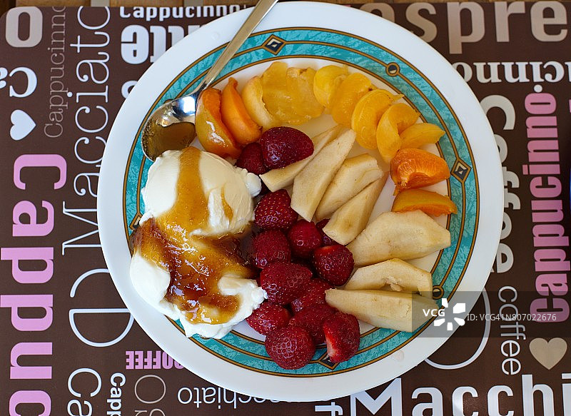 健康的早餐：酸奶、蜂蜜和水果图片素材