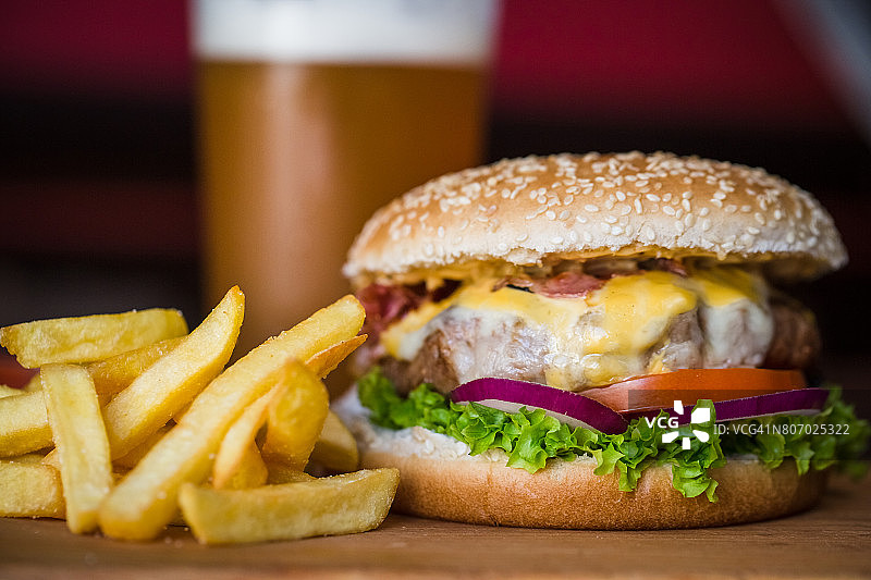 酒吧里的汉堡和薯条图片素材