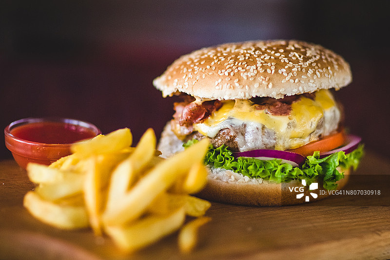 餐厅餐桌上的芝士汉堡和薯条图片素材
