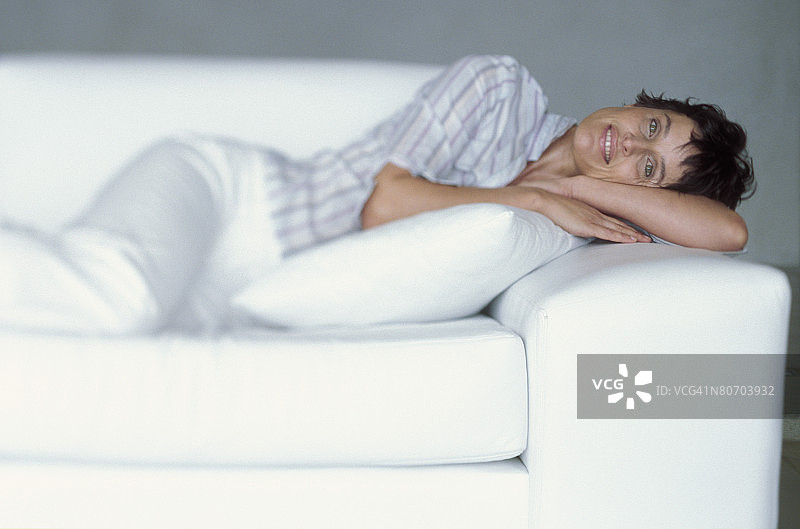 女人在椅子上放松图片素材