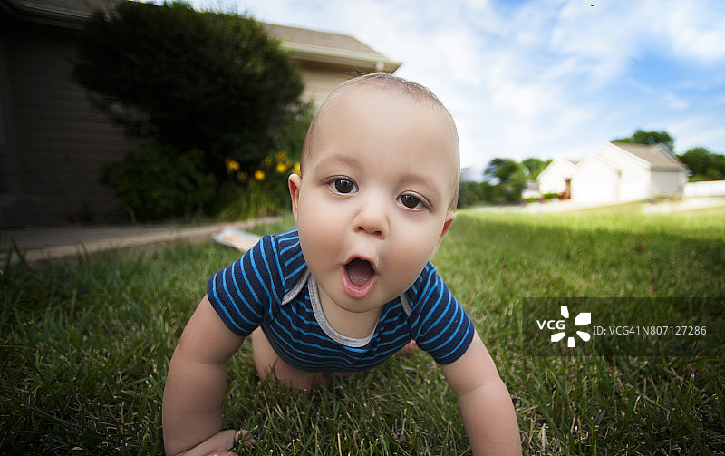 12个月大的婴儿用广角镜头爬向母亲图片素材
