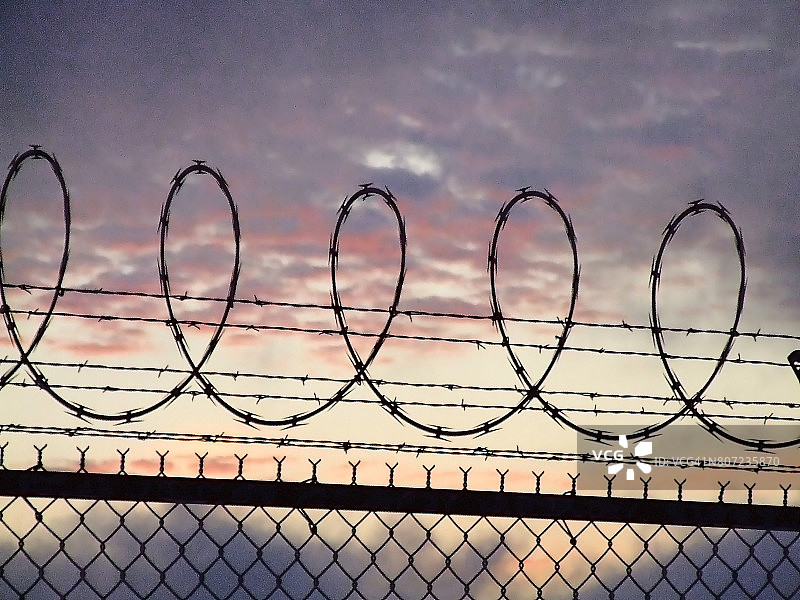 铁丝网和带刺铁丝网循环动画图片素材