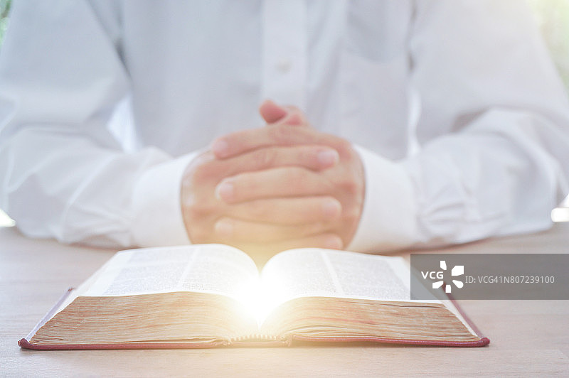 一名男子正在读圣经图片素材