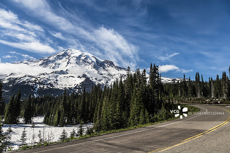 通往美国华盛顿州雷尼尔山的公路图片素材