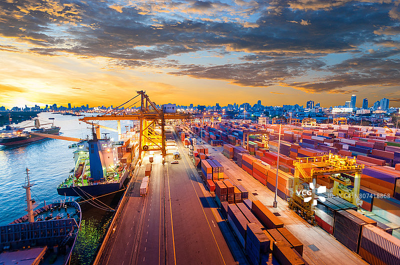 在船厂使用起重机的集装箱货船图片素材