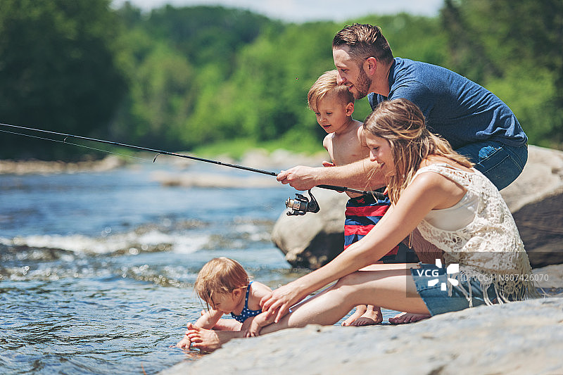 千禧一代家庭周末活动图片素材
