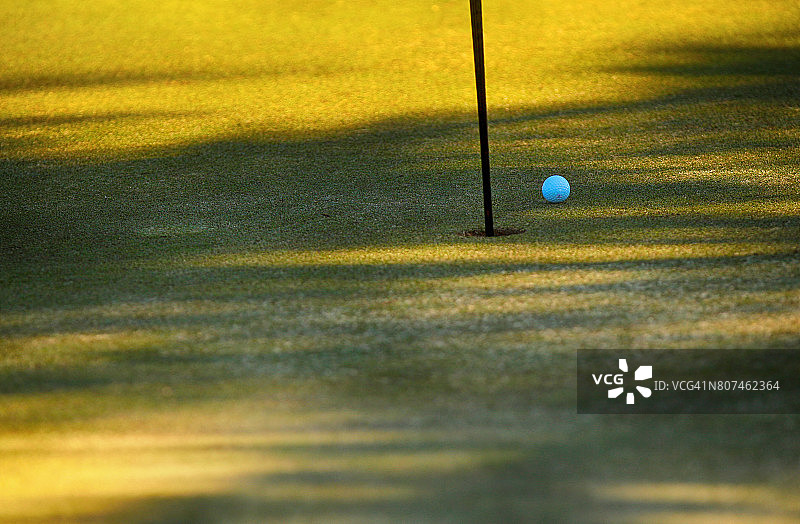 精彩一击，离球洞仅几英寸图片素材
