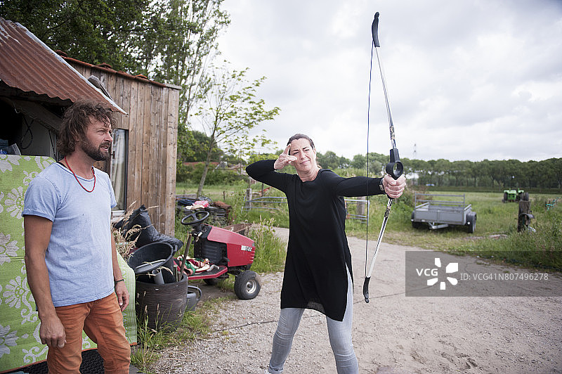 中年妇女射箭图片素材