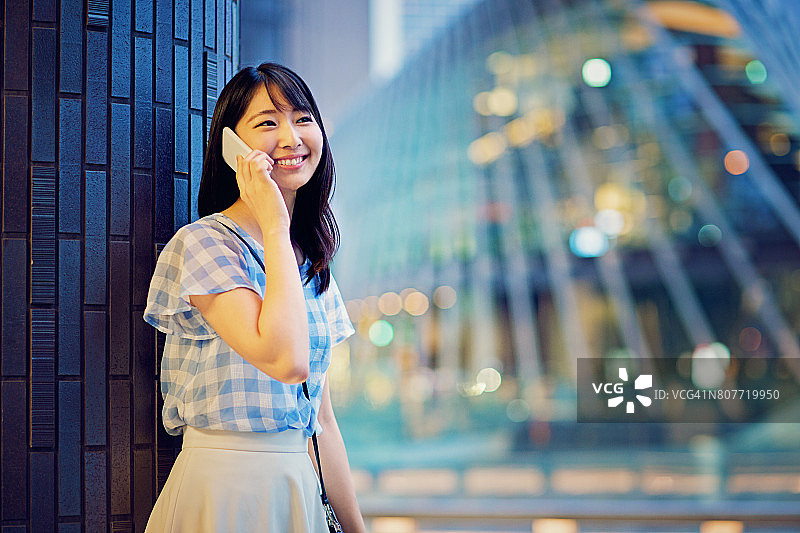 正在用手机交谈的日本年轻女性图片素材