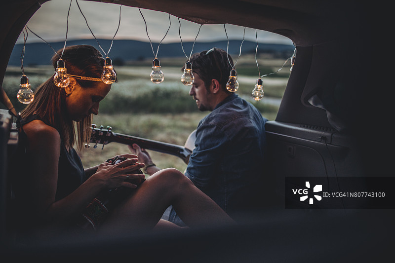 后备箱里的夫妇图片素材